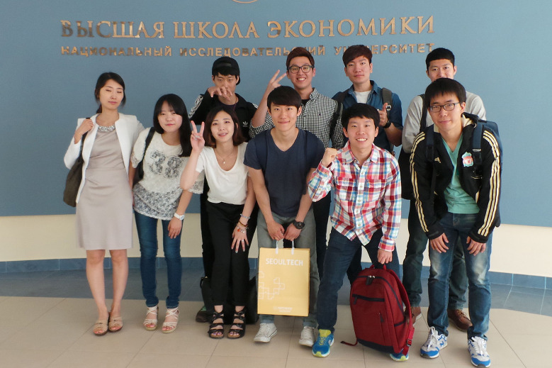 Студенты  Сеульского национального университета науки и технологий  участвуют в Летнем университете ВШЭ. Кроме них на учебу в Москву  приехали студенты из США, Китая, Турции, Пакистана, Норвегии и других стран. 