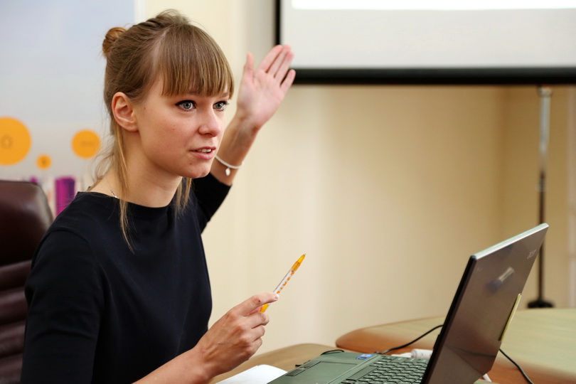 Екатерина Серова, выпускник ВШУ 2014 года, на защите своей дипломной работы