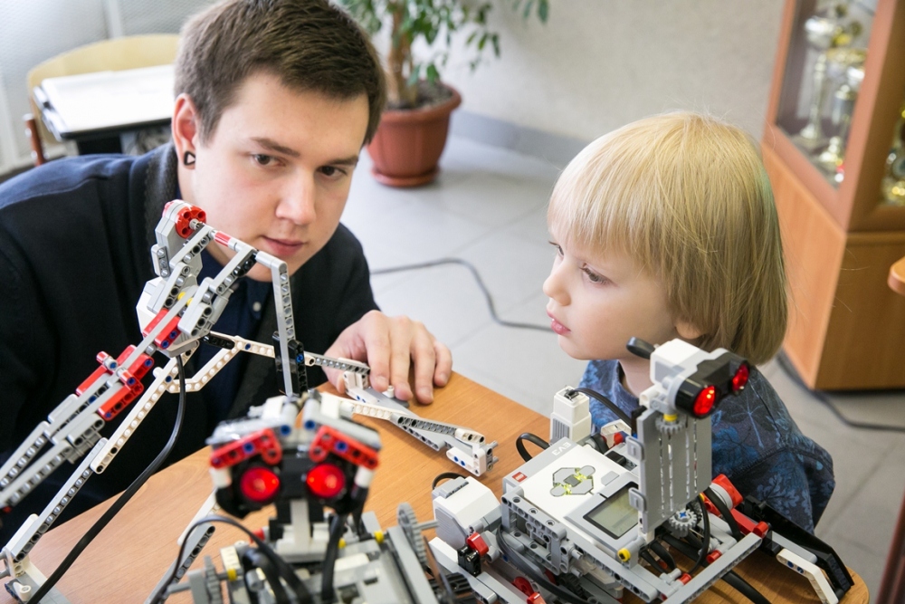 Робототехника в основном. Робототехника для дошкольников. Роботостроение для детей. Робототехника в детском садуду. Занятия по робототехнике.