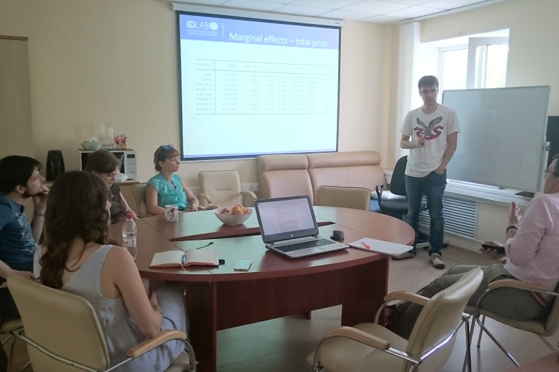 Петр Паршаков презентовал работу на семинаре МЛЭНА