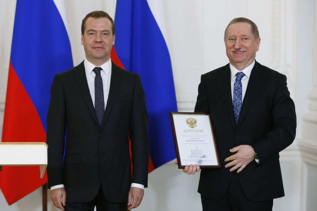 Председатель Правительства РФ Дмитрий Медведев вручает диплом лауреата премий Михаил Бергеру