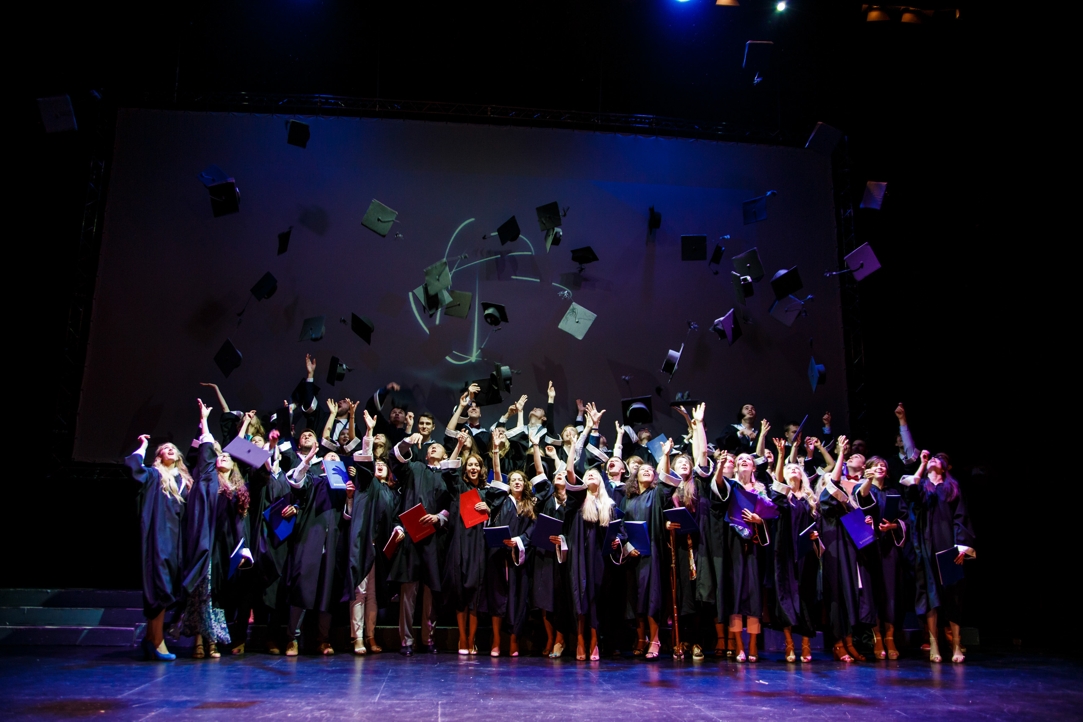 Иллюстрация к новости: Фотоотчет с церемонии вручения дипломов выпускникам факультета