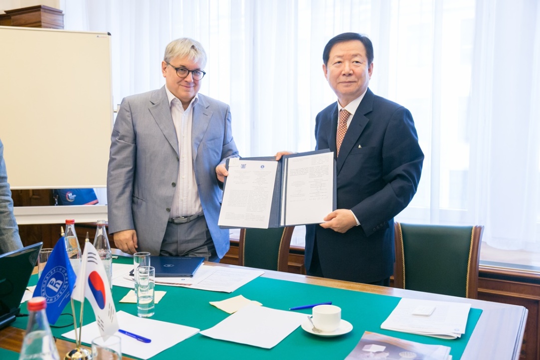 Illustration for news: HSE and Seoul National University Sign Cooperation Agreement