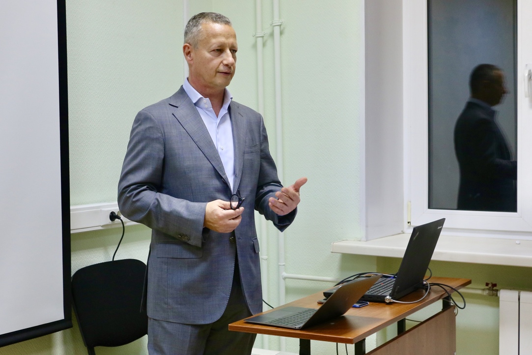 Иллюстрация к новости: Менеджер «Газпром экспорт» Илья Кочеврин прочитал лекцию магистрам