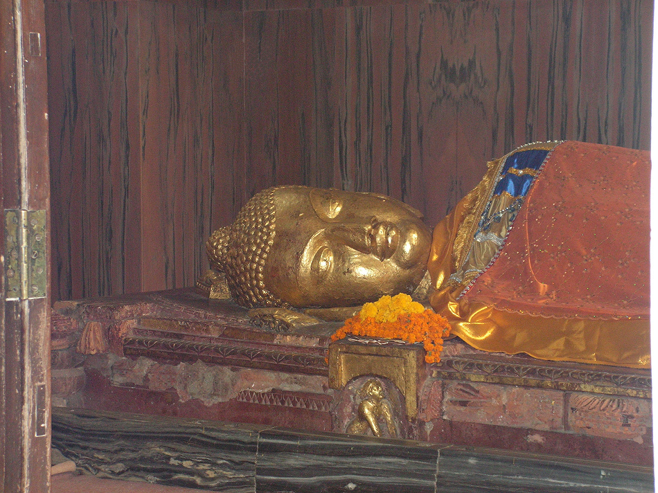 Статуя Будды в паринирване
