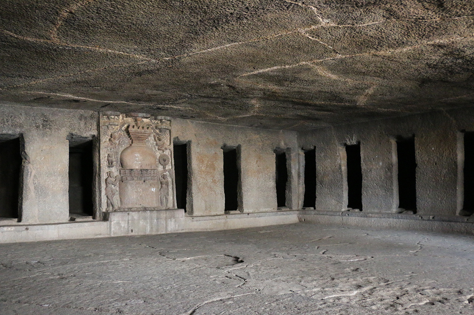 Пандулена. Внутри пещерного монастыря