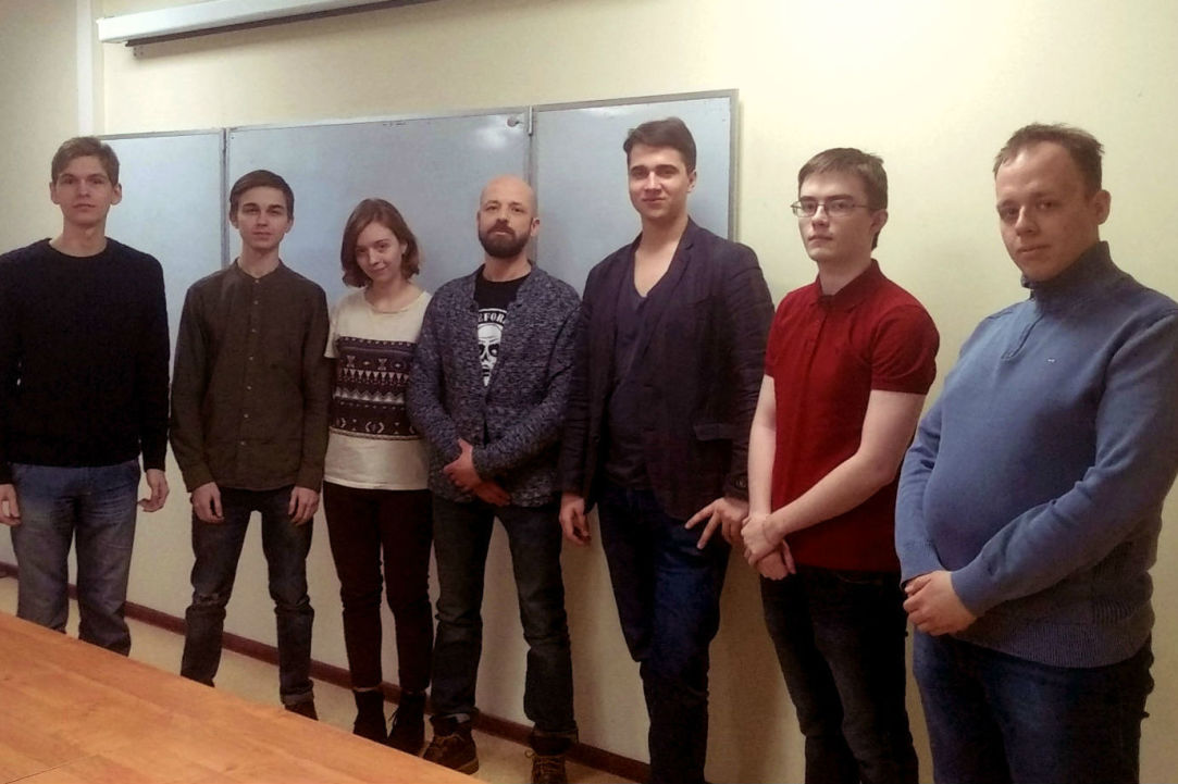 Денис Середа (в центре) в окружении студентов