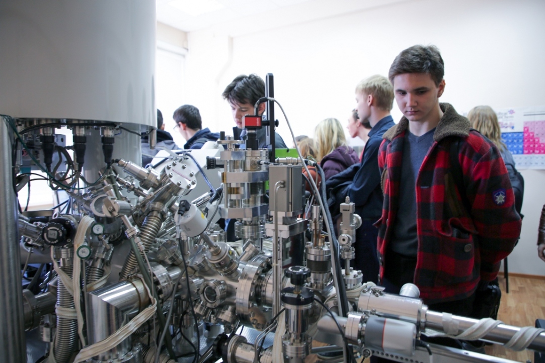 Иллюстрация к новости: Первокурсники факультета физики посетили базовые кафедры в Черноголовке