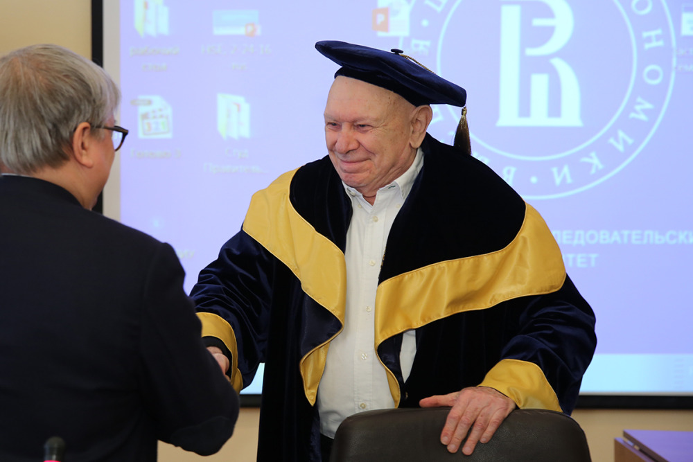 Основатель и президент Московской высшей школы социальных и экономических наук Теодор Шанин получает звание почетного профессора ВШЭ. 25 марта 2016 года