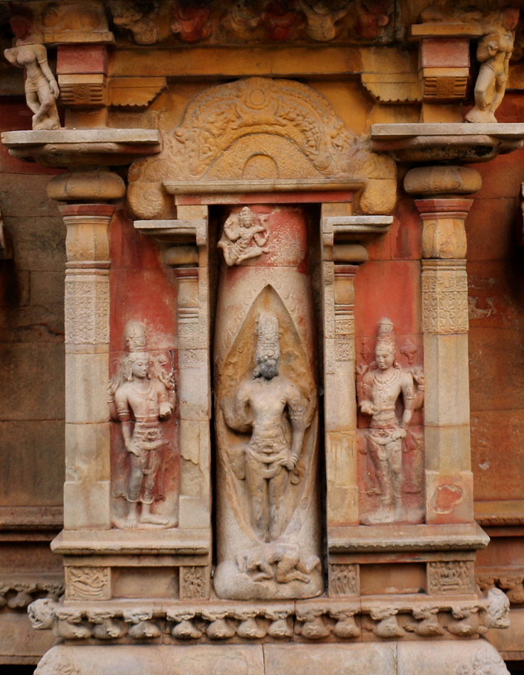 Брахма и Вишну у лингама. Скульптурное оформление храма