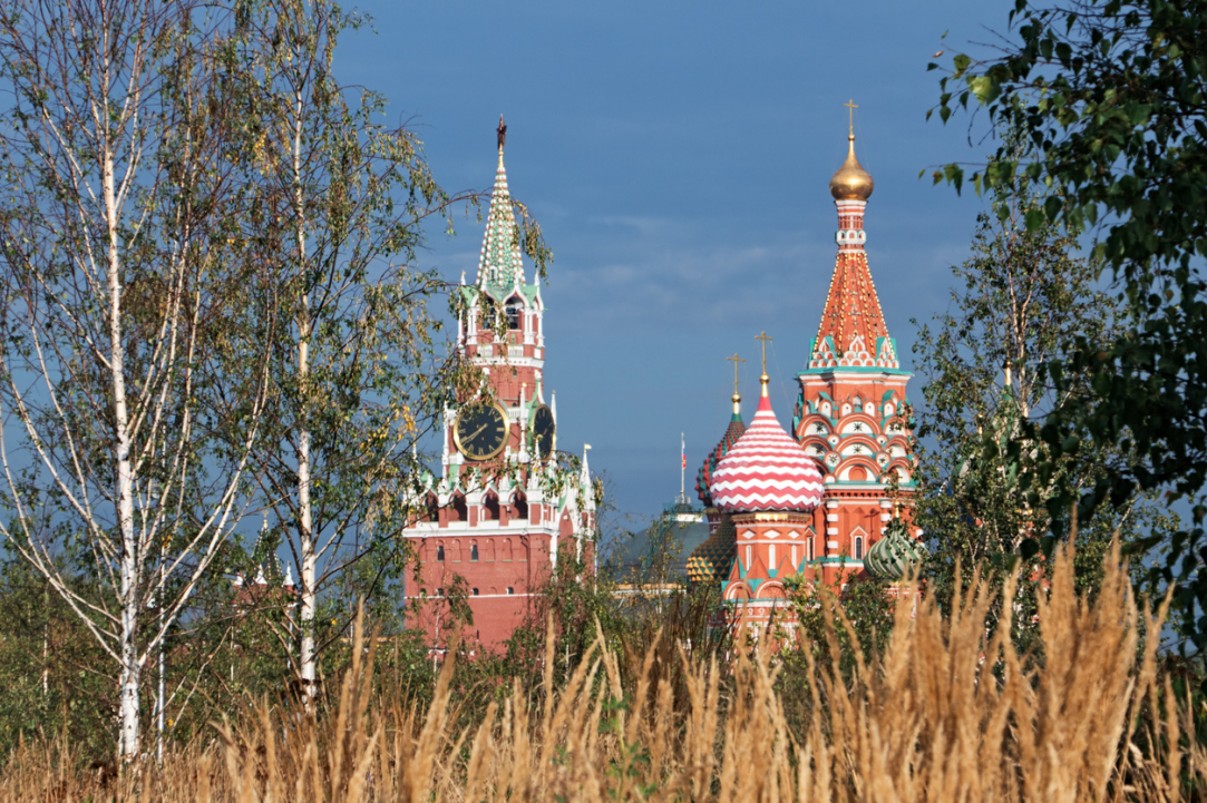 Иллюстрация к новости: На новой бакалаврской программе ВШЭ будут учить работать в России и с Россией