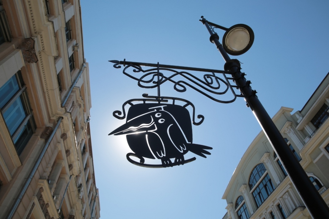 Иллюстрация к новости: Ворона на Мясницкой: символ Вышки поселился на фонарном столбе