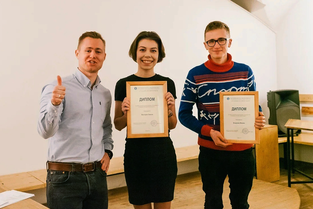 Виктория Земляк и Владимир Михеев с дипломами победителей конкурса научных блогеров 