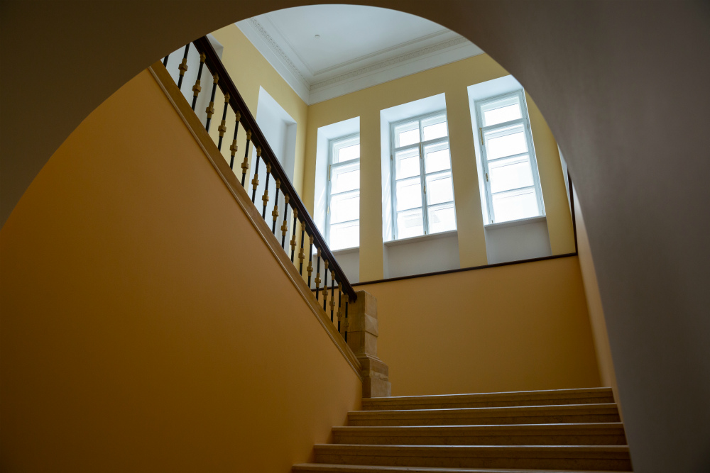 Штукатурка XVIII века и исторические лестницы