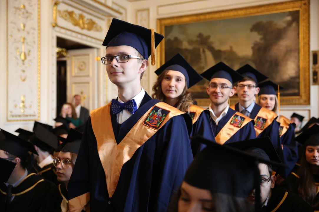 Иллюстрация к новости: Выпускники МИЭФ получили дипломы в резиденции посла Великобритании