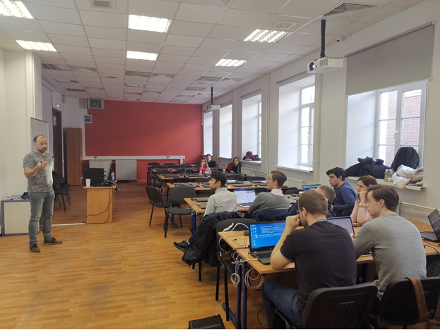 Иллюстрация к новости: В Школе логистики ФБМ состоялся открытый семинар руководителя образовательных и социальных проектов QIWI Blockchain Technologies Алексея Соловьева