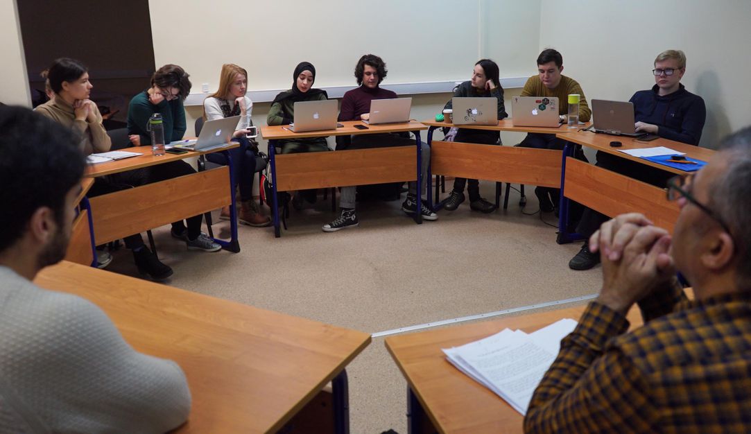 Иллюстрация к новости: Состоялась 2-я часть круглого стола «Ислам в России: традиции и современность» на арабском языке