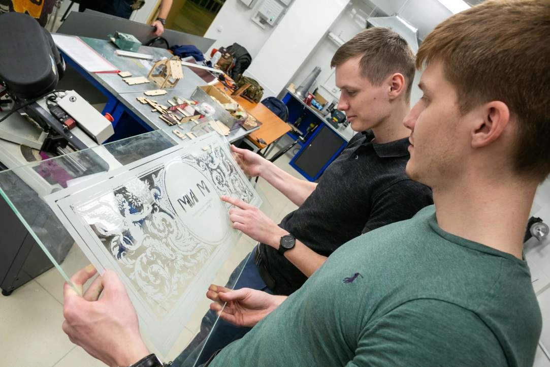 Illustration for news: Engraving Darth Vader on Plexiglass: HSE University Opens an Innovation Workshop
