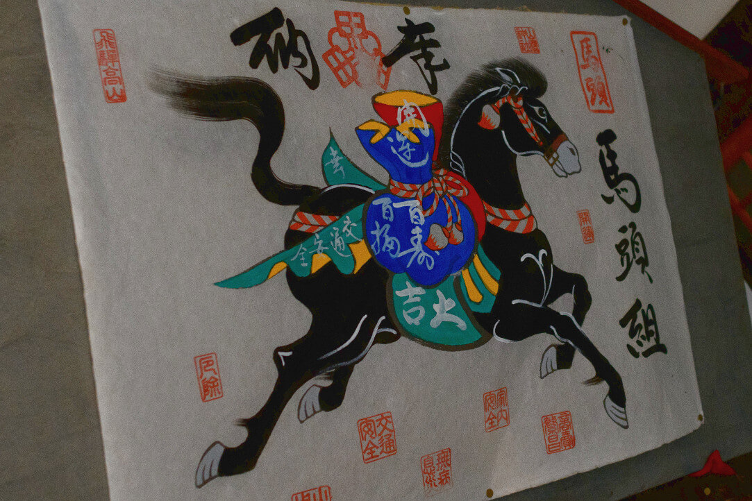 Иллюстрация к новости: Божества на китайских бумажных иконах и ритуальные деньги
