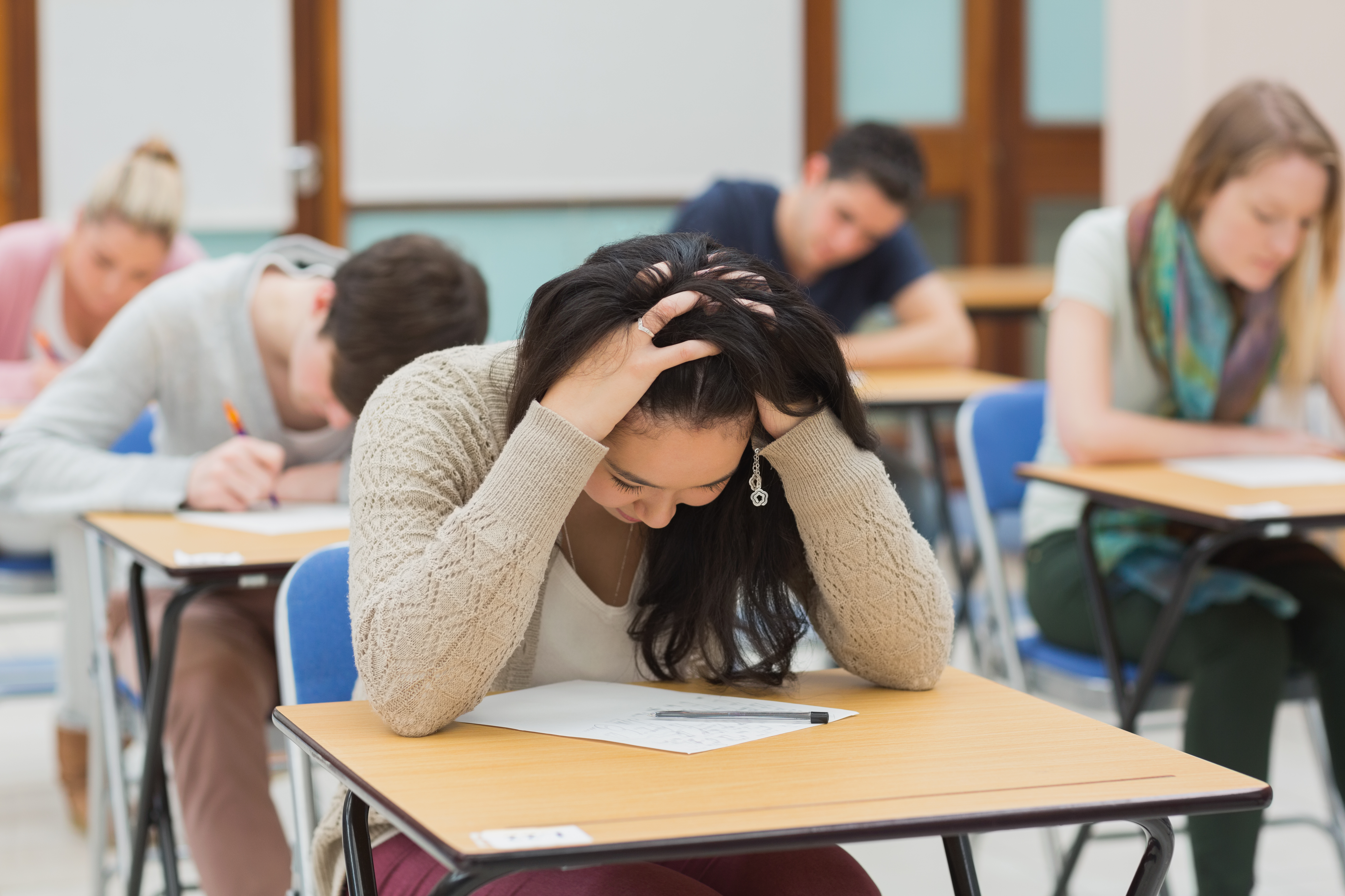 Экзамены 2023 5 класс. Студент на экзамене. Стресс на экзамене. Стресс у студентов. Стресс из за экзаменов.