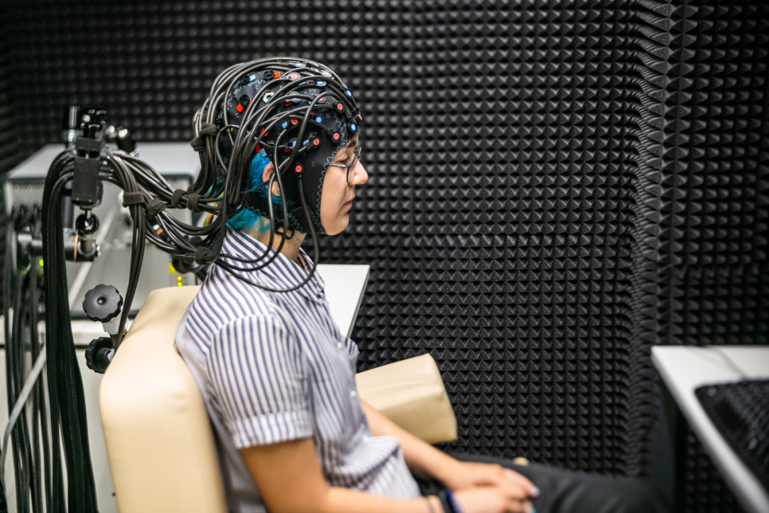 Роборука, лазеры и магнитная стимуляция: как исследователи Вышки изучают работу мозга