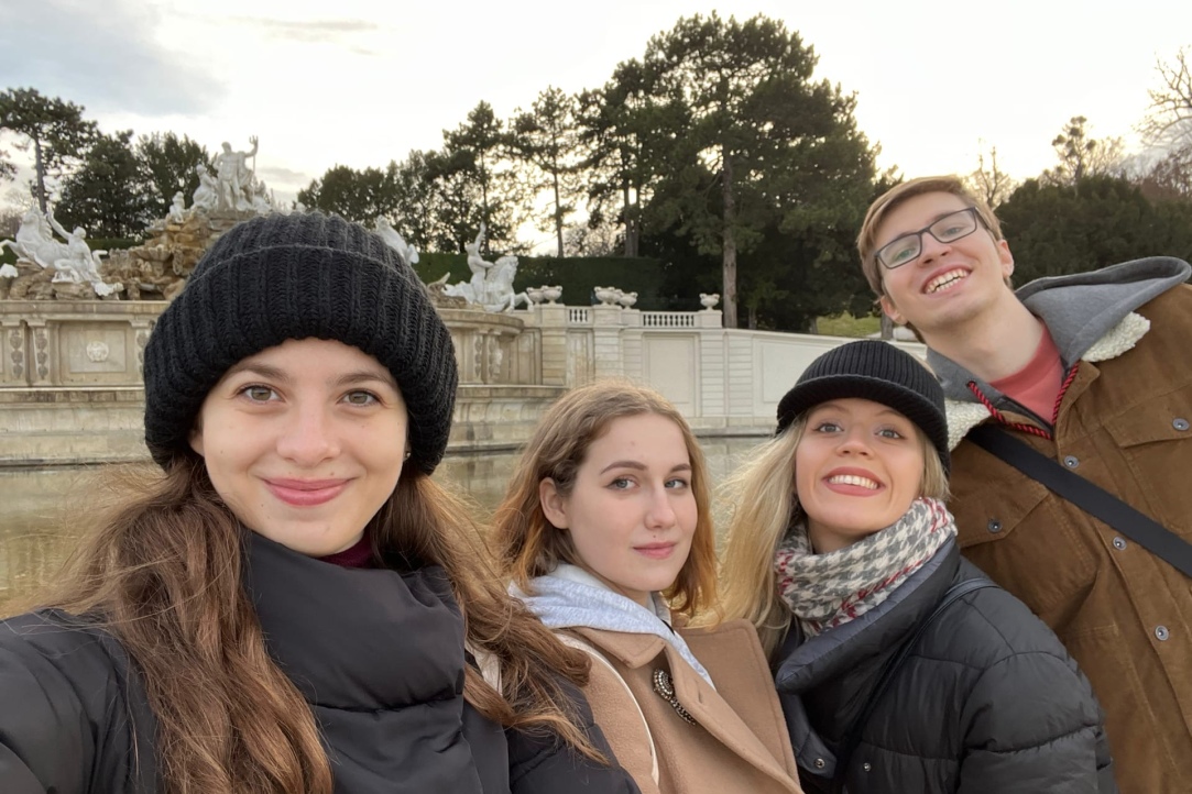 Слева направо: Мадина Каде, Алёна Миронова, Арина Андриевская, Александр Артамонов в Вене, ноябрь 2021