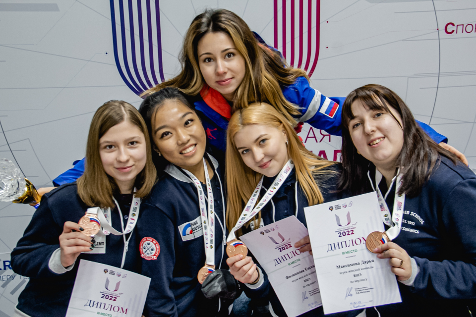 Иллюстрация к новости: Команда ВШЭ по кёрлингу среди девушек заняла третье место на VII Всероссийской зимней универсиаде