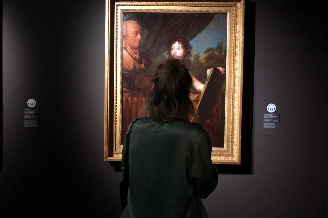 Маргарита Маркова рассматривает портрет Марии Кочубей, написанный Луизой Элизабет Виже-Лебрен