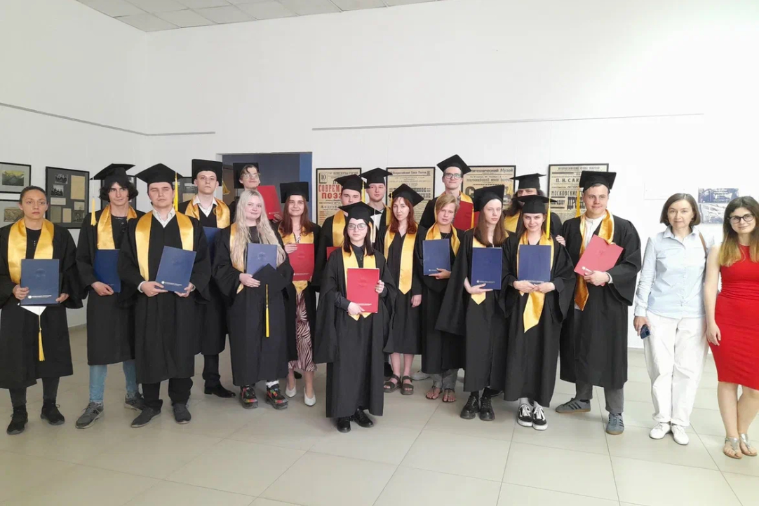 Иллюстрация к новости: Выпускникам философской магистратуры вручены дипломы