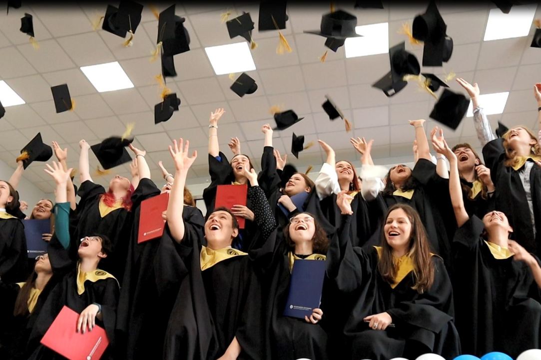 Иллюстрация к новости: ВЫПУСК БАКАЛАВРИАТА 2022: ПОЗДРАВЛЕНИЯ. ВПЕЧАТЛЕНИЯ. ДОЛГОЖДАННЫЙ ДИПЛОМ!