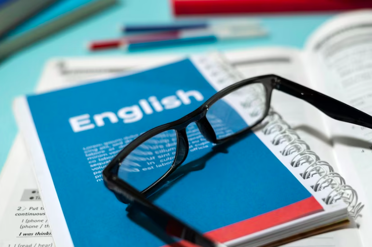 Иллюстрация к новости: Легко ли учиться на английском языке в МИЭФ: мнение студентов и выпускников