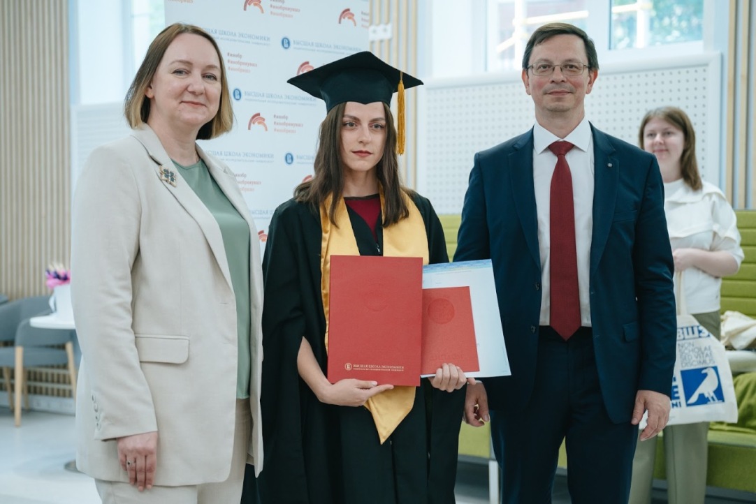 Иллюстрация к новости: Первые выпускники сетевых программ Инобра ВШЭ с ПсковГУ и Благотворительным фондом Сбербанка получили дипломы