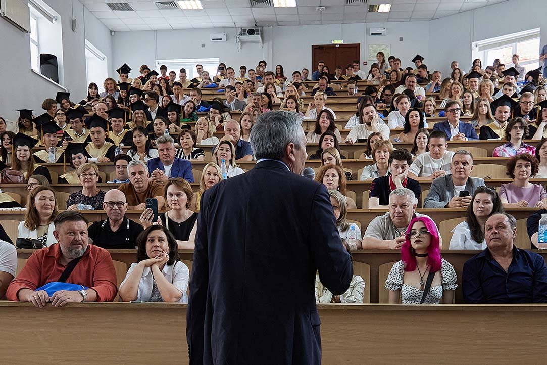 Illustration for news: Students of the HSE Graduate School of Business chose the best professors