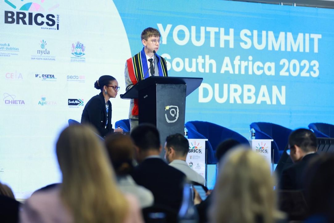 Иллюстрация к новости: Выпускник программы “Международные отношения” принял участие в IX Молодежном саммите стран БРИКС в ЮАР