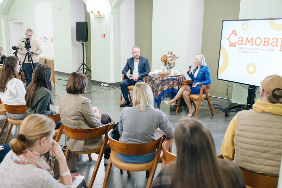Participants of the Samovar Club Discuss How to Build Communicatons in Multinational Teams