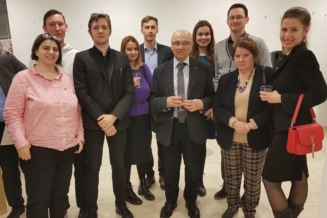 Zaruhi Hakobyan (left) and Grigory Kantorovich with HSE University graduates at the Russian Centre for Culture and Science in Luxembourg