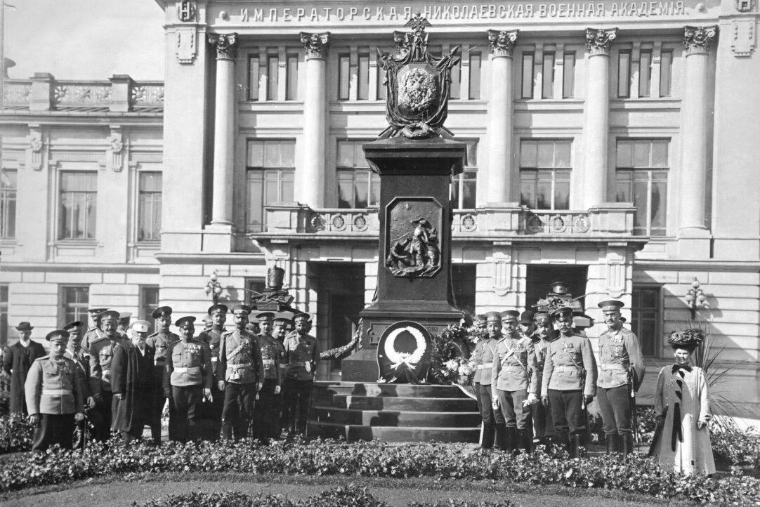 Памятник "Питомцам Академии Генерального штаба, павшим при исполнении служебного долга". 1909 г. Памятник "Питомцам Академии Генерального штаба, павшим при исполнении служебного долга". 1909 г.