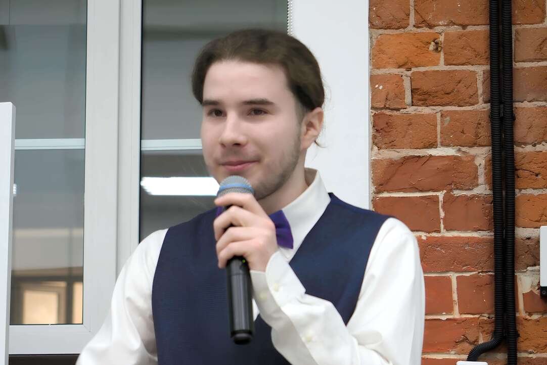 Иллюстрация к новости: «Появилось просто куча друзей, из Индии, Марокко, Индонезии. Зарегистрировал ИП, попробовали продавать лапшу с другом-индонезийцем. С марокканцем создали свой клуб в ВШБ НИУ ВШЭ» — интервью студента магистратуры Дениса Конвисарева