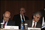 В президиуме старший консультант Inter-American Development Bank Вито Танзи (слева) и адъюнкт-профессор Университета штата Миннесота Джеффри Бродбент