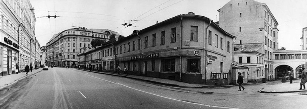 Вид на дом № 4 и переход в соседнее здание. Фото 1980-1985 гг.