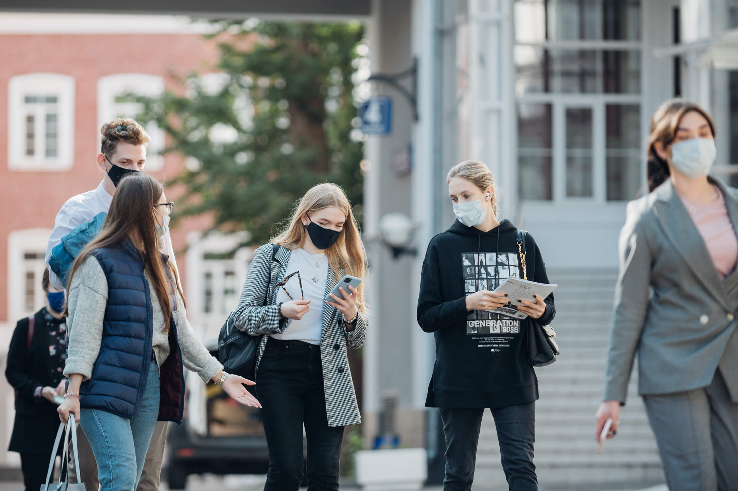 Студенты Вышки во дворе здания на Шаболовке